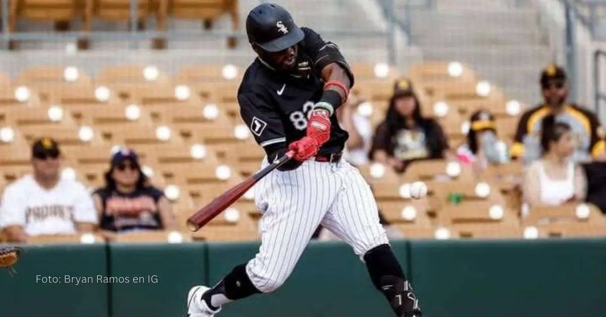 Bryan Ramos haciendo swing con el uniforme de Chicago White sox