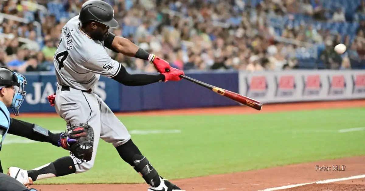 Bryan Ramos conectando batazo con el uniforme de Chicago White Sox en MLB 2024