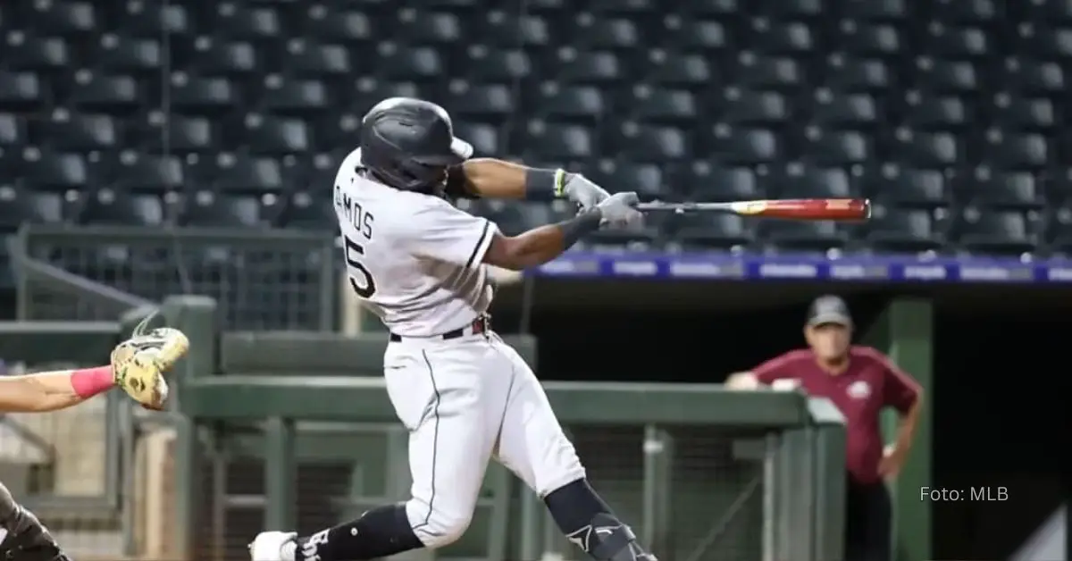 Bryan Ramos conectando batazo con el uniforme de Chicago White Sox