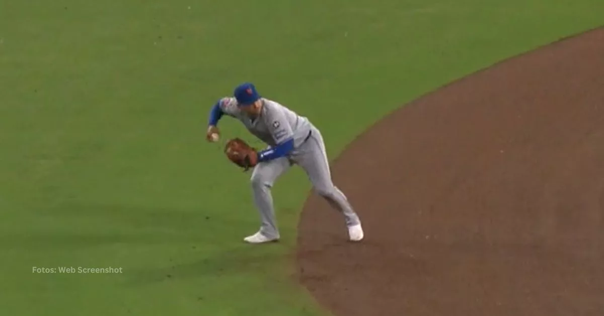 José Iglesias pasando la pelota al guante de Francisco Lindor