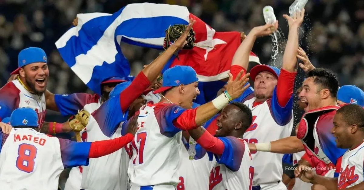 Equipo de Cuba celebrando un triunfo que les dio la clasificación a la siguiente ronda del WBC. 