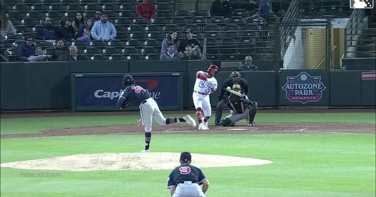 Cesar Prieto haciendo swing para conectar la pelota en un partido de Triple A con St. Louis