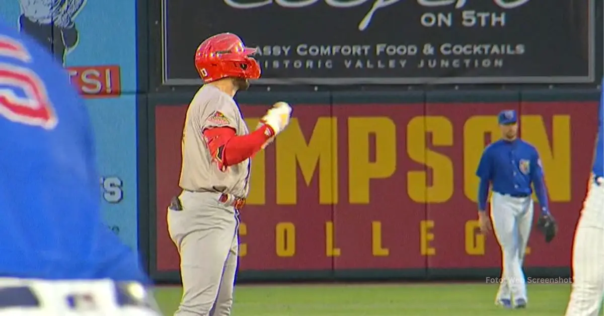 Cesar Prieto celebrando el doble con St. Louis Cardinals