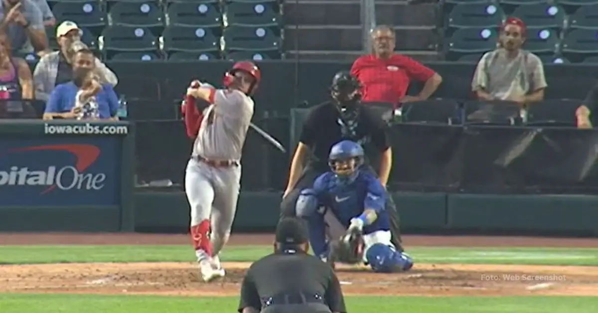 Cesar Prieto haciendo swing con el uniforme de St. Louis Cardinals