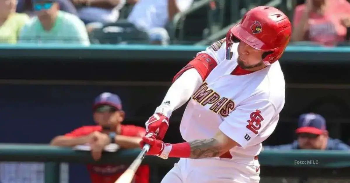 César Prieto haciendo swing con el uniforme de St. Louis Cardinals