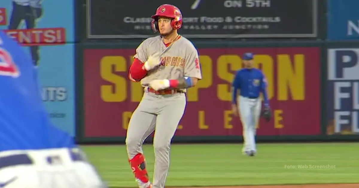 Cesar Prieto llegando a segunda tras un doble con la sucursal Triple-A en St. Louis Cardinals