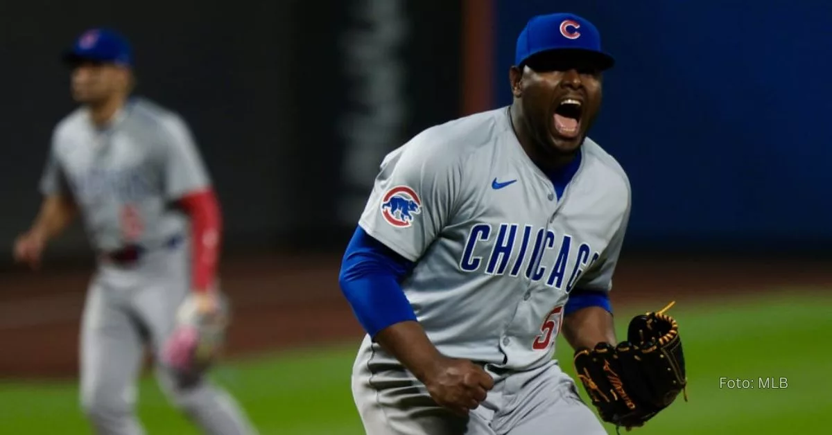 Hector Neris eufórico con el uniforme de Chicago Cubs en MLB 2024