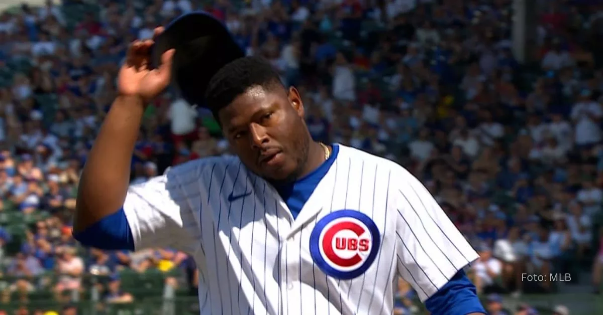 Hector Neris con cara de preocupado con el uniforme de Chicago Cubs en MLB 2024