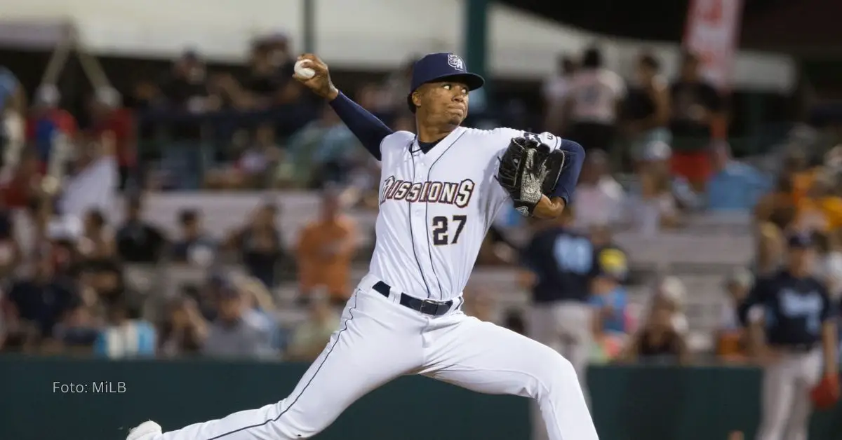 Jairo Iriarte con un uniforme blanco y lanzando bola en Ligas Menores antes de debutar con Chicago White Sox