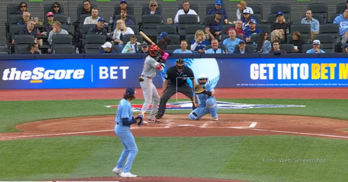 Elly De La Cruz esperando el lanzamiento de Kevin Gausman en Toronto