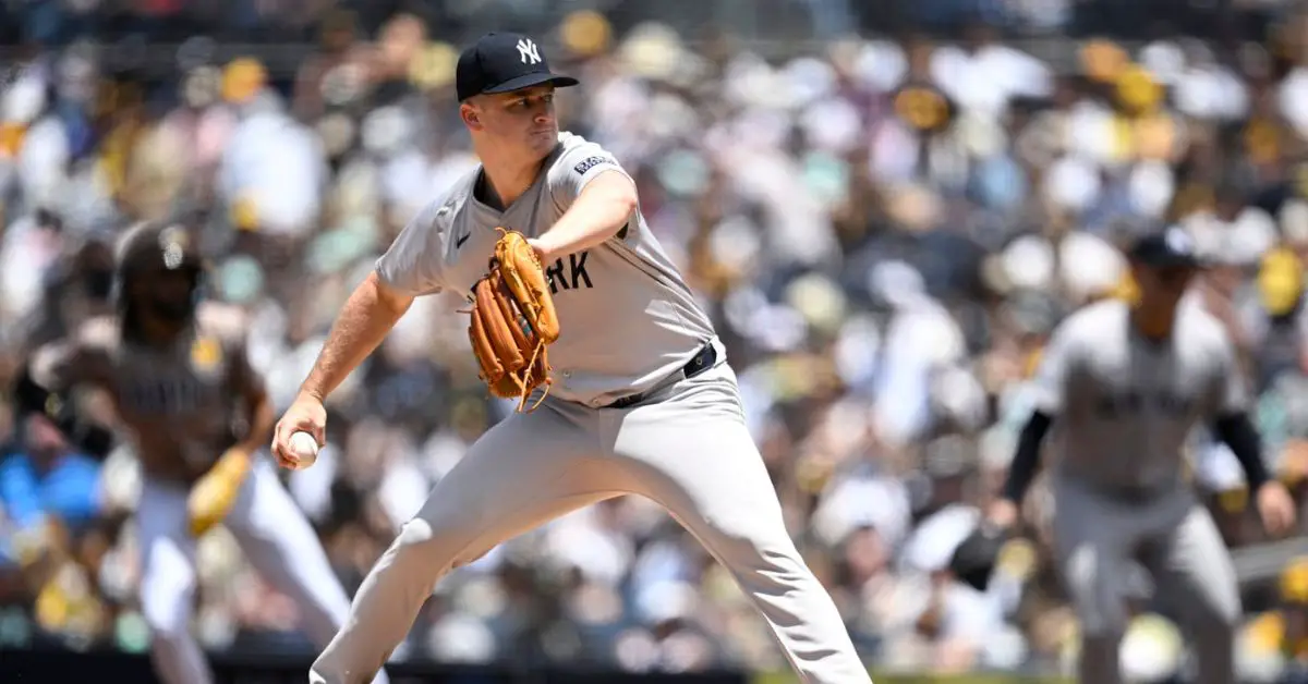 Clarke Schmidt lanzando con la camiseta de New York Yankees