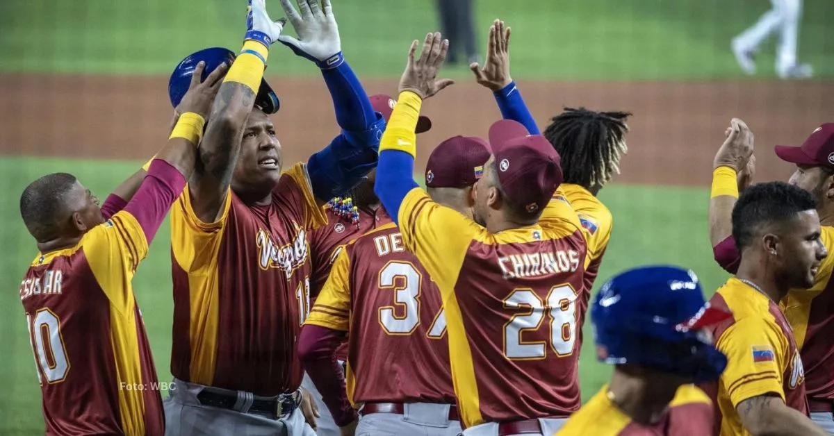 Venezuela celebra en Miami tras un jonrón de Salvador Pérez