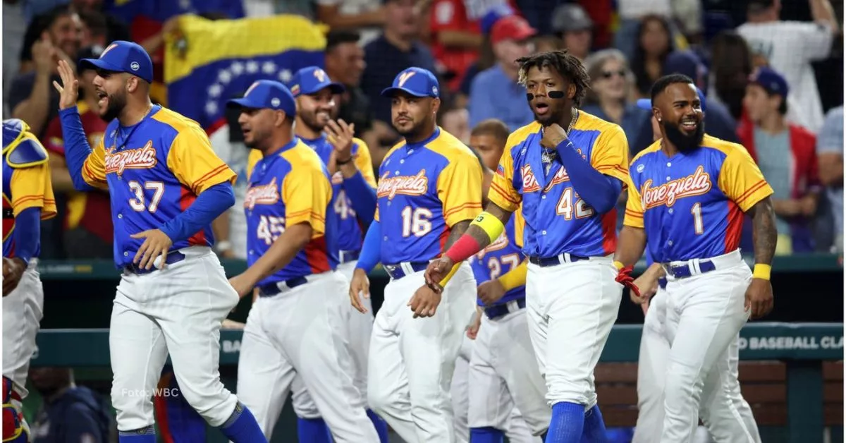 Ronald Acuña Jr. y la selección de Venezuela celebrando en un juego de la edición 2023