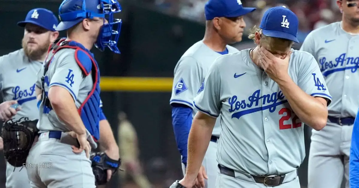 Clayton Kershaw saliendo del juego tras tener un fuerte dolor en uno de sus dedos de los pies