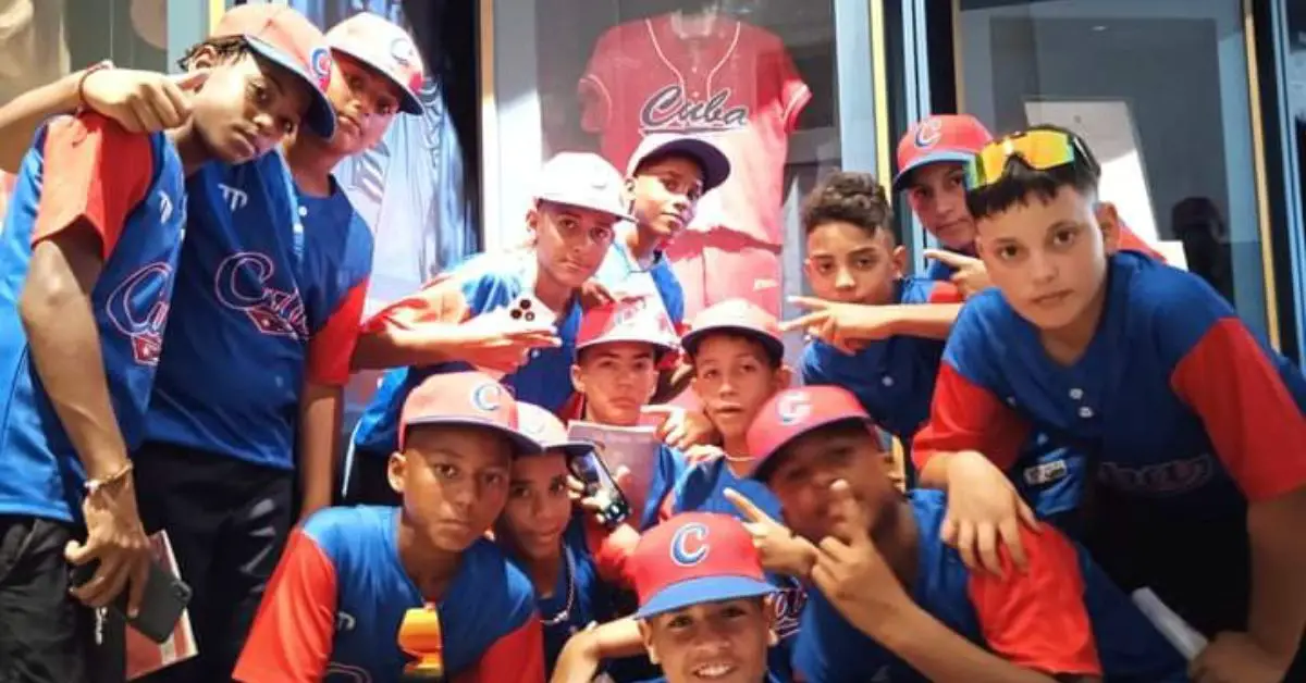 Niños campeones de las Pequeñas Ligas visitaron el centro Fidel Castro en La Habana