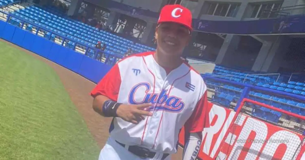 Xian Vega sonriendo con el uniforme del Equipo Cuba