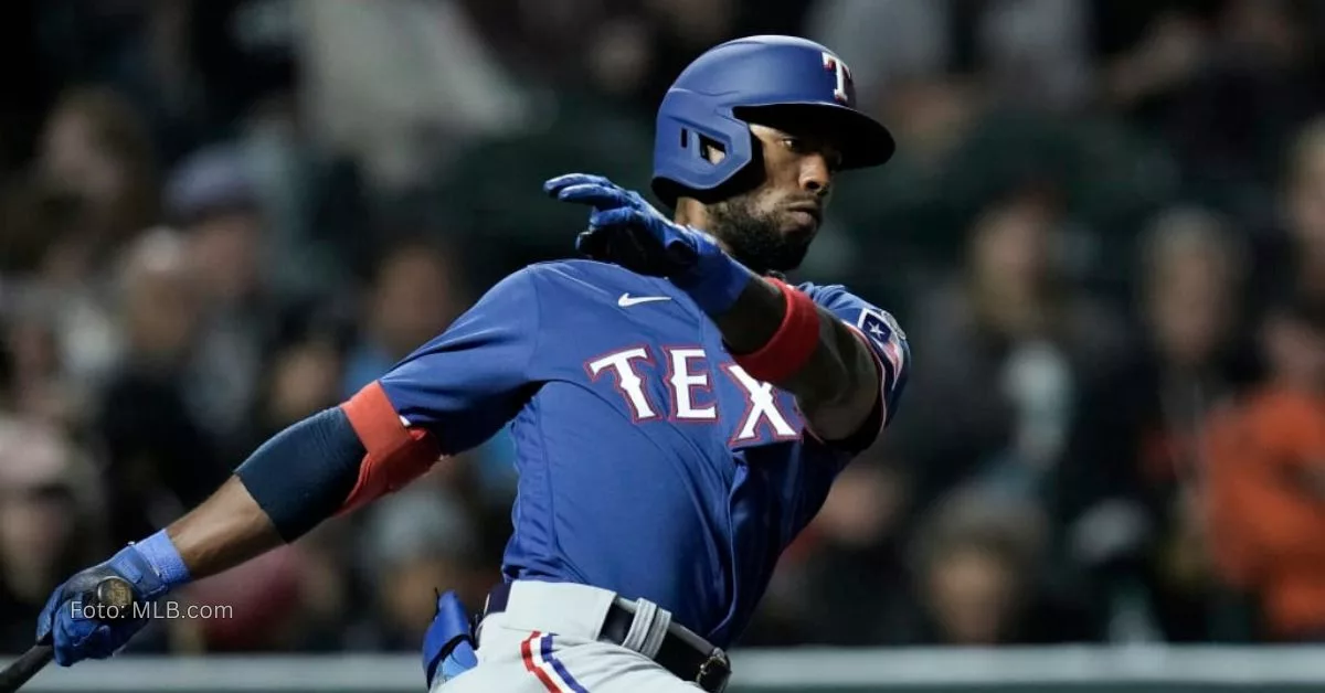 JP Martínez con el uniforme de Texas Rangers en su temporada de debut en Grandes Ligas