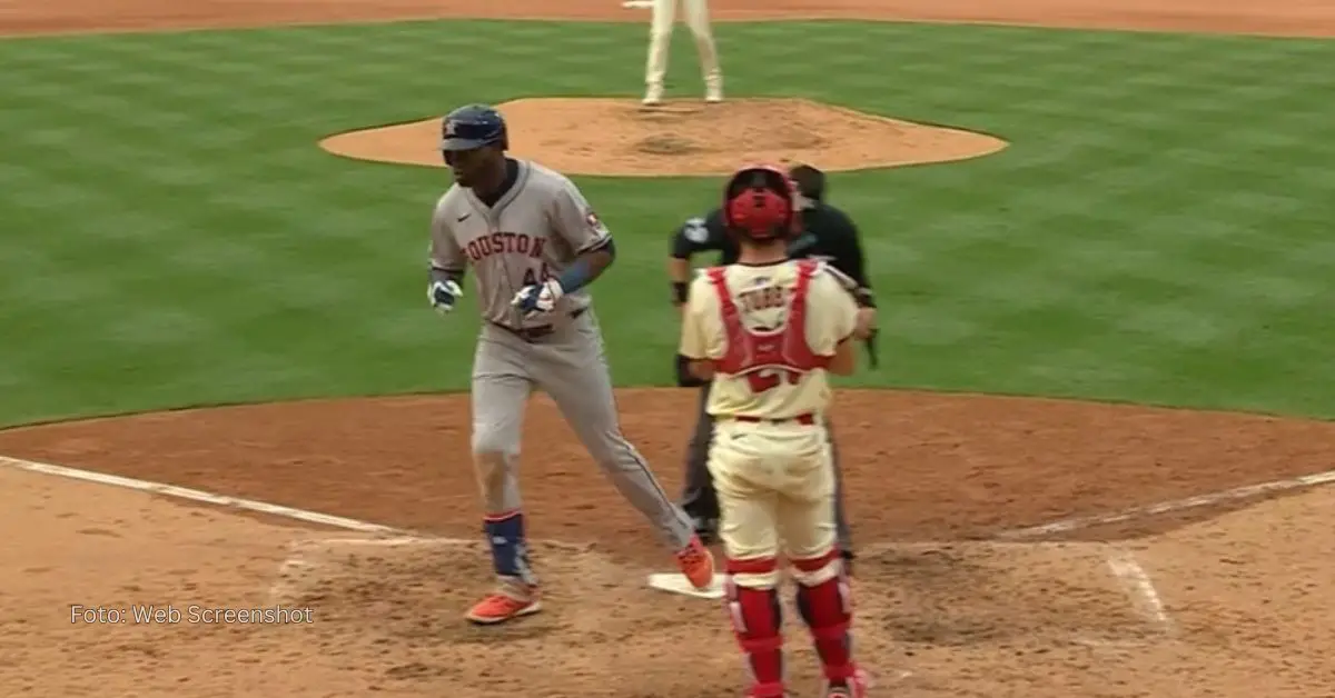 El cubano Yordan Alvarez pasando por el home plate después de conectar su segundo jonrón ante Phillies