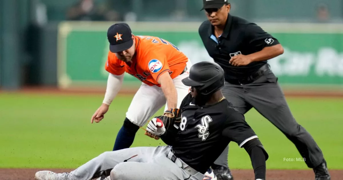 El cubano Yordan Alvarez sacó out con tiro a segunda sobre Luis Robert en el partido entre Houston Astros y Chicago White Sox