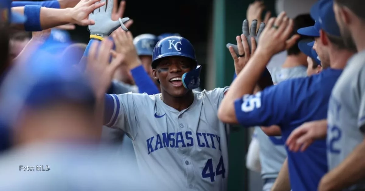 Dairon Blanco celebrando tras conectar jonrón con Kansas City Royals