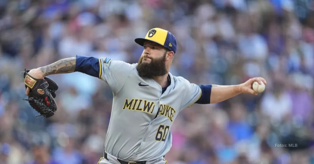 Dallas Keuchel con el uniforme de Milwaukee Brewers lanzando