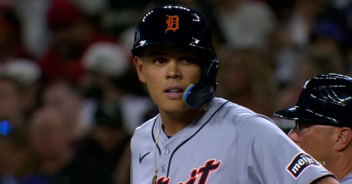 Gio Usrhela con el uniforme de Detroit Tigers viendo las señas que mandan desde el dugout