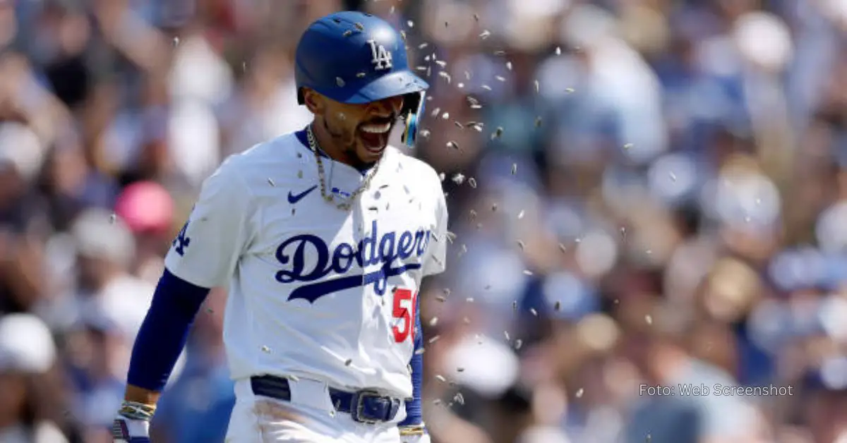 Mookie Betts celebrando tras conectar jonrón con Los Angeles Dodgers