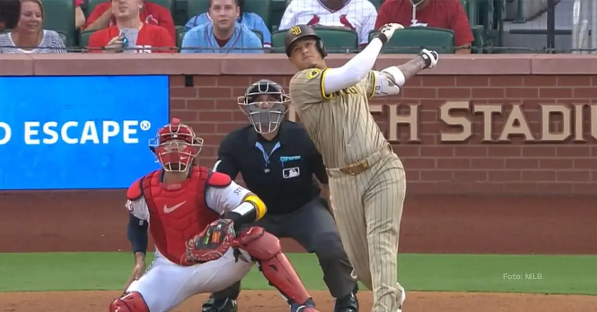 Manny Machado haciendo swing de jonrón con San Diego Padres en St. Louis