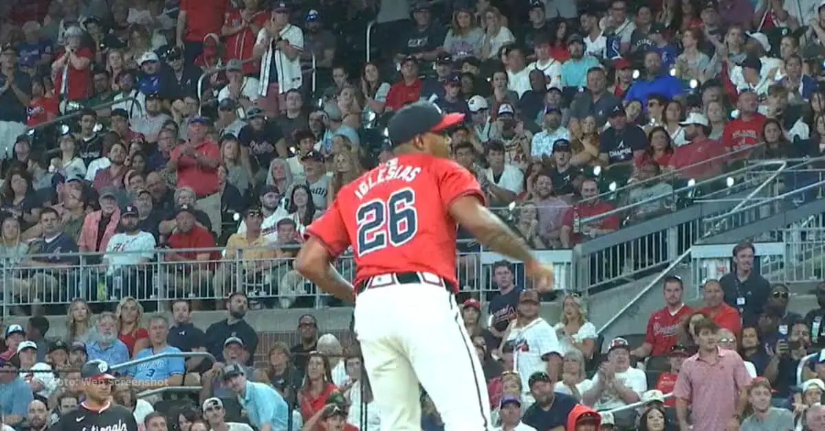 Raisel Iglesias con el uniforme rojo de Atlanta Braves