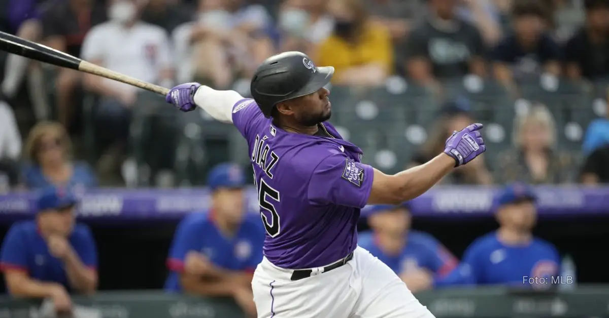 Elias Díaz conectando batazo con el uniforme de Colorado Rockies en MLB 2024