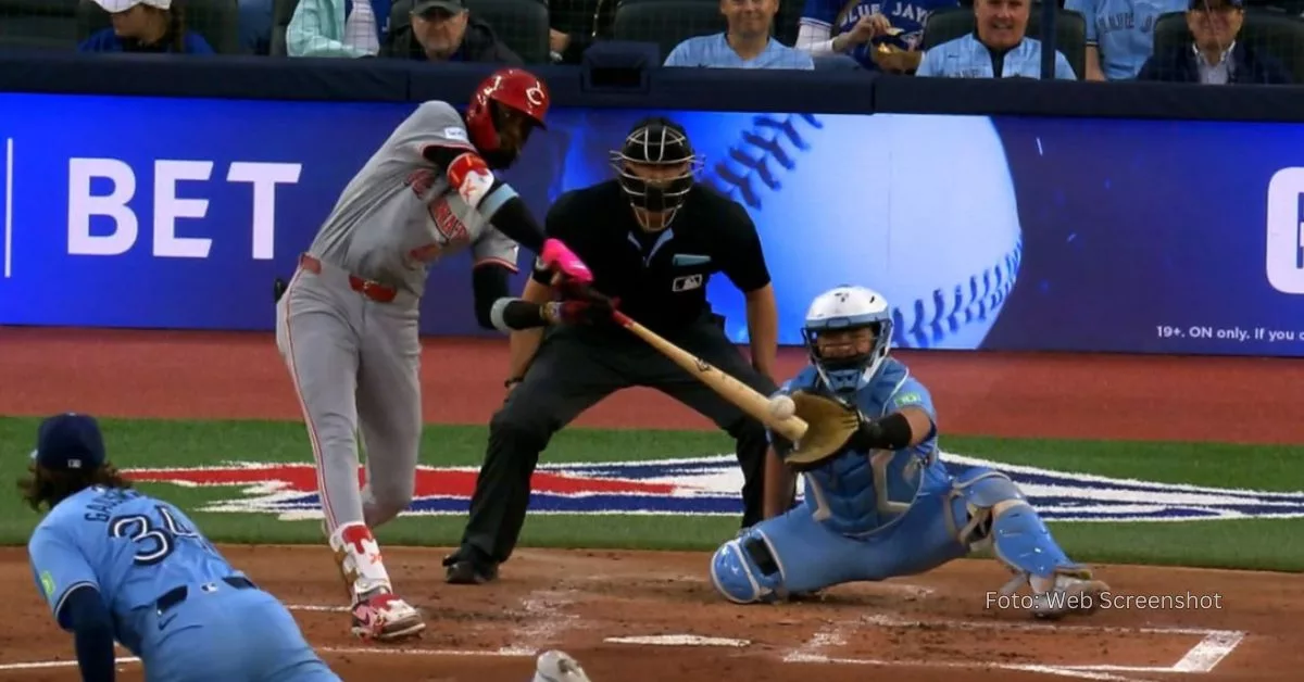 Elly De La Cruz conectando elevado de sacrificio para empatar el juego ante Toronto