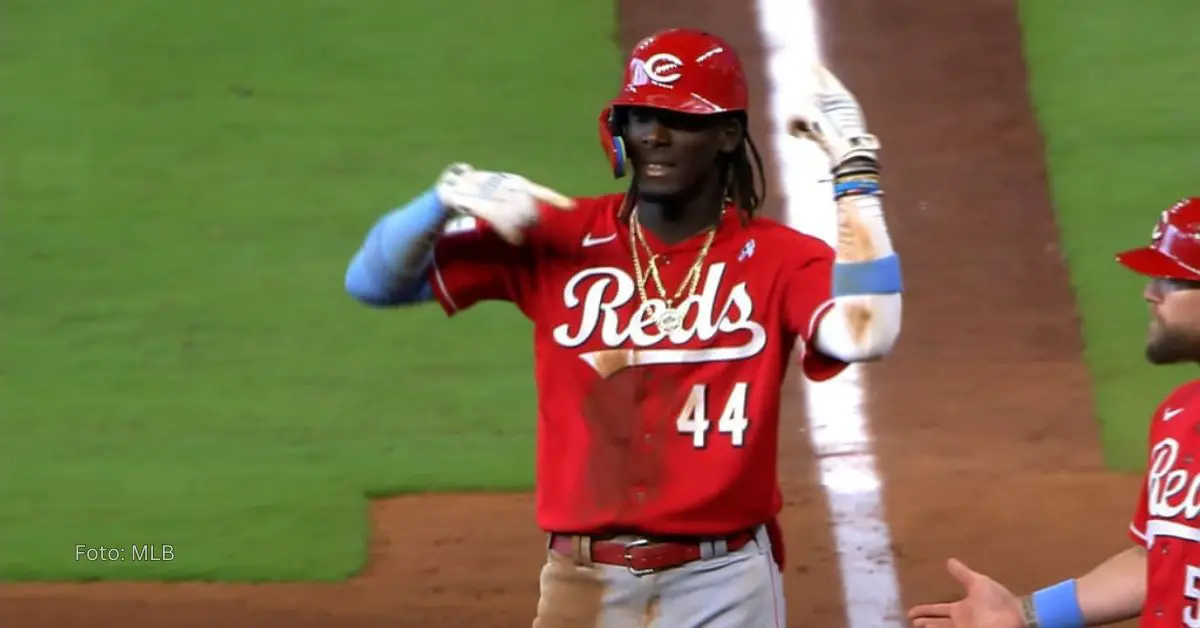 Elly De La Cruz celebrando con el uniforme rojo de Cincinnati Reds tras impulsar su carrera 60 en MLB 2024