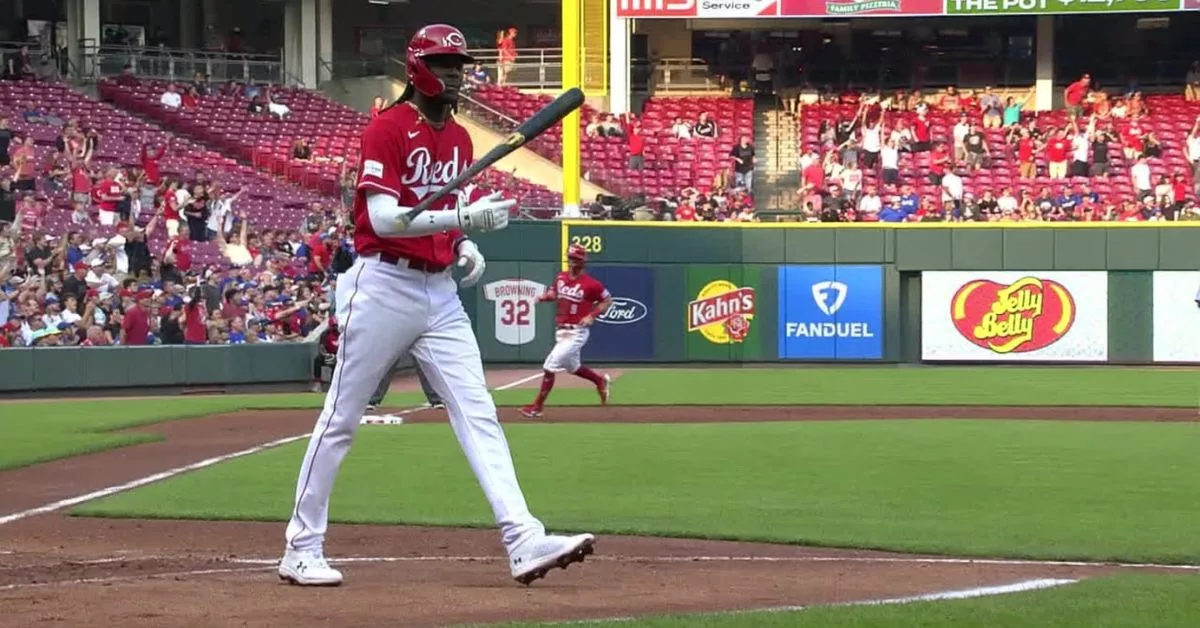 Elly De La Cruz soltando bate con el uniforme rojo de Cincinnati Reds en MLB