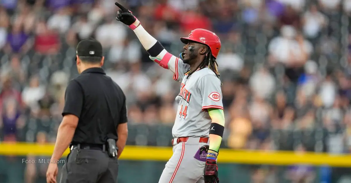 Elly De La Cruz señalando hacia arriba tras impulsar carrera con el uniforme de Cincinnati Reds en MLB