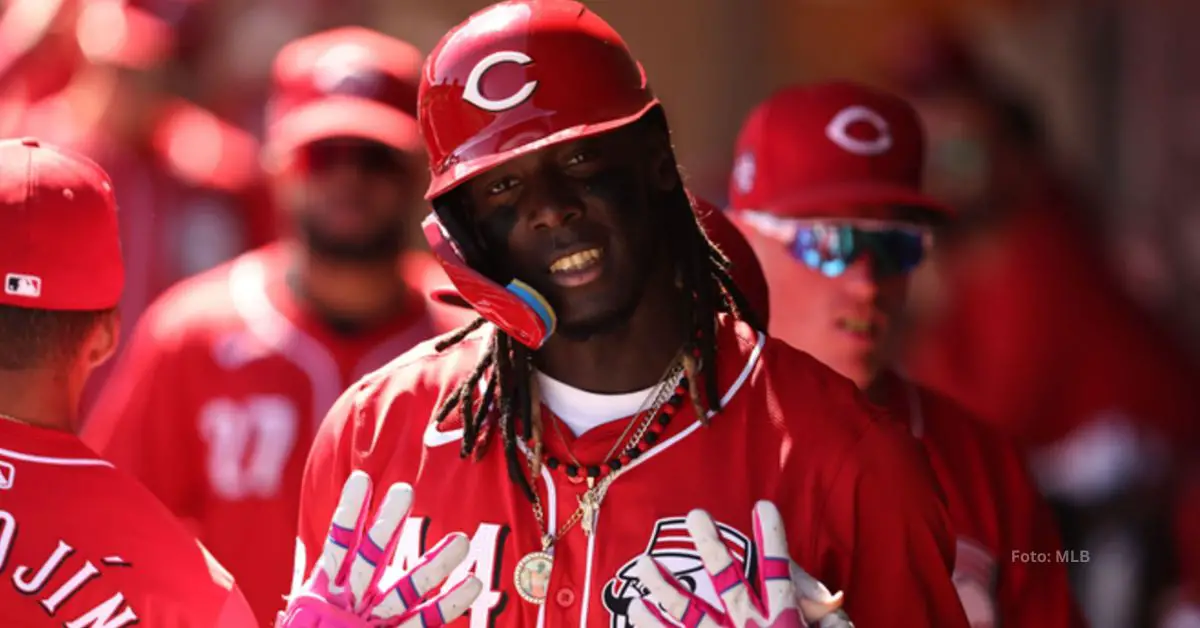 Elly De La Cruz con el uniforme de Cincinnati Reds