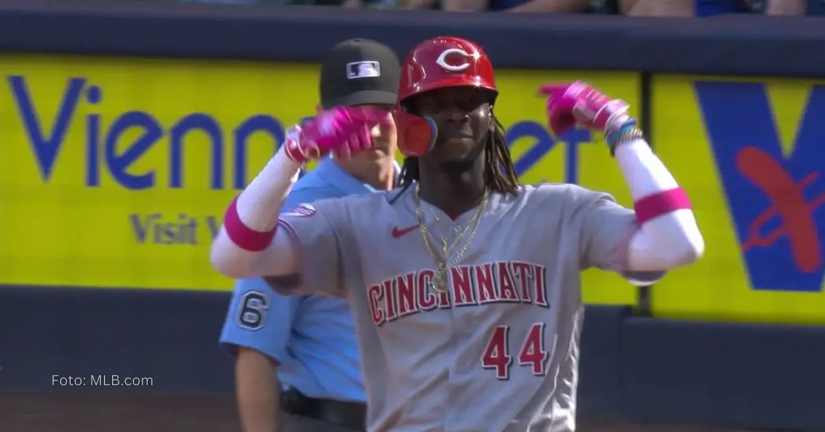 Elly De La Cruz celebrando tras conseguir una acción positiva con Cincinnati Reds a la ofensiva