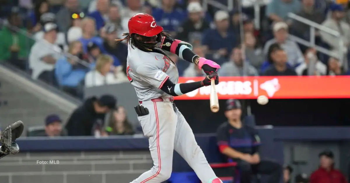 Elly De La Cruz bateando con Cincinnati Reds