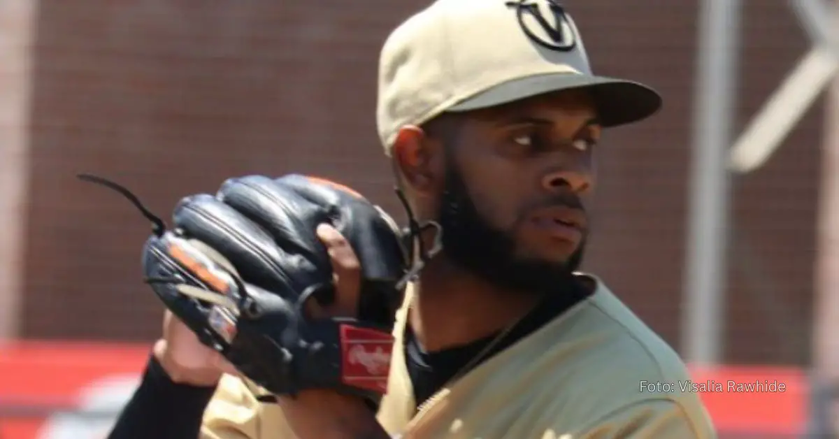 Denny Larrondo con el uniforme de Visalia Rawhide, quien no estará con el Equipo Cuba en el Premier 12