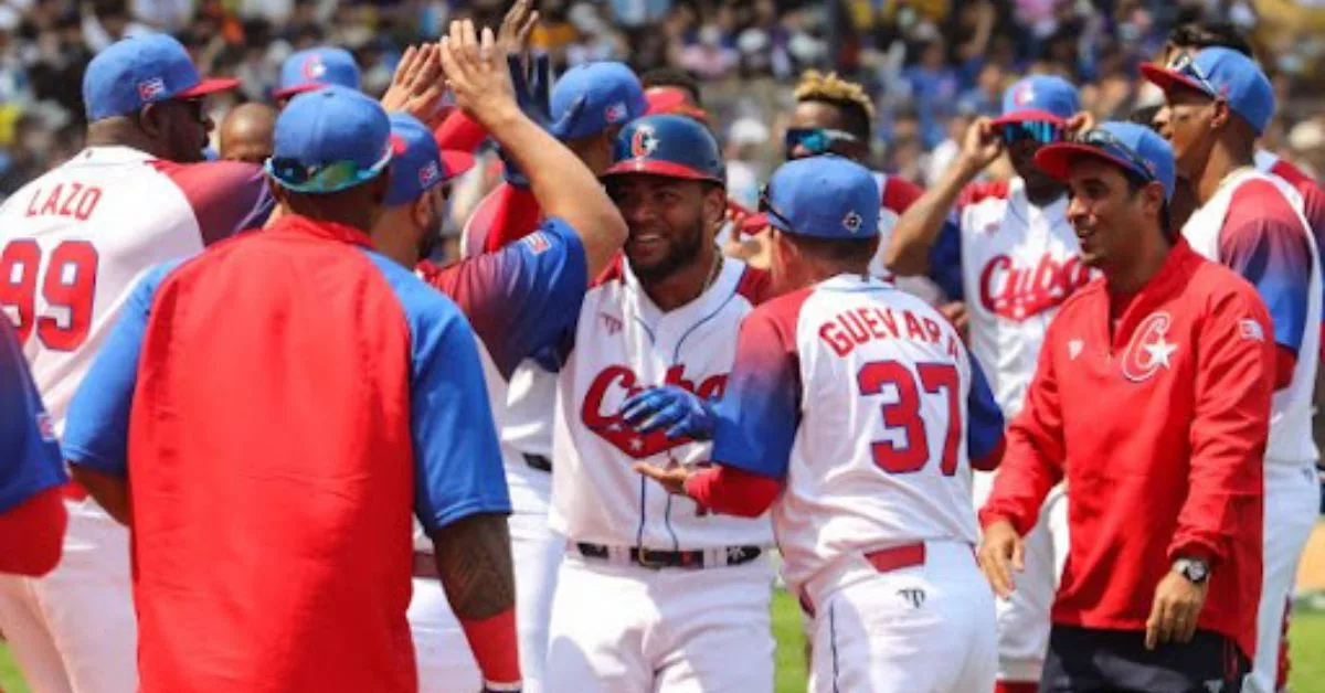 El equipo cuba de beisbol celebrando una carrera anotada del pelotero Yoan Moncada