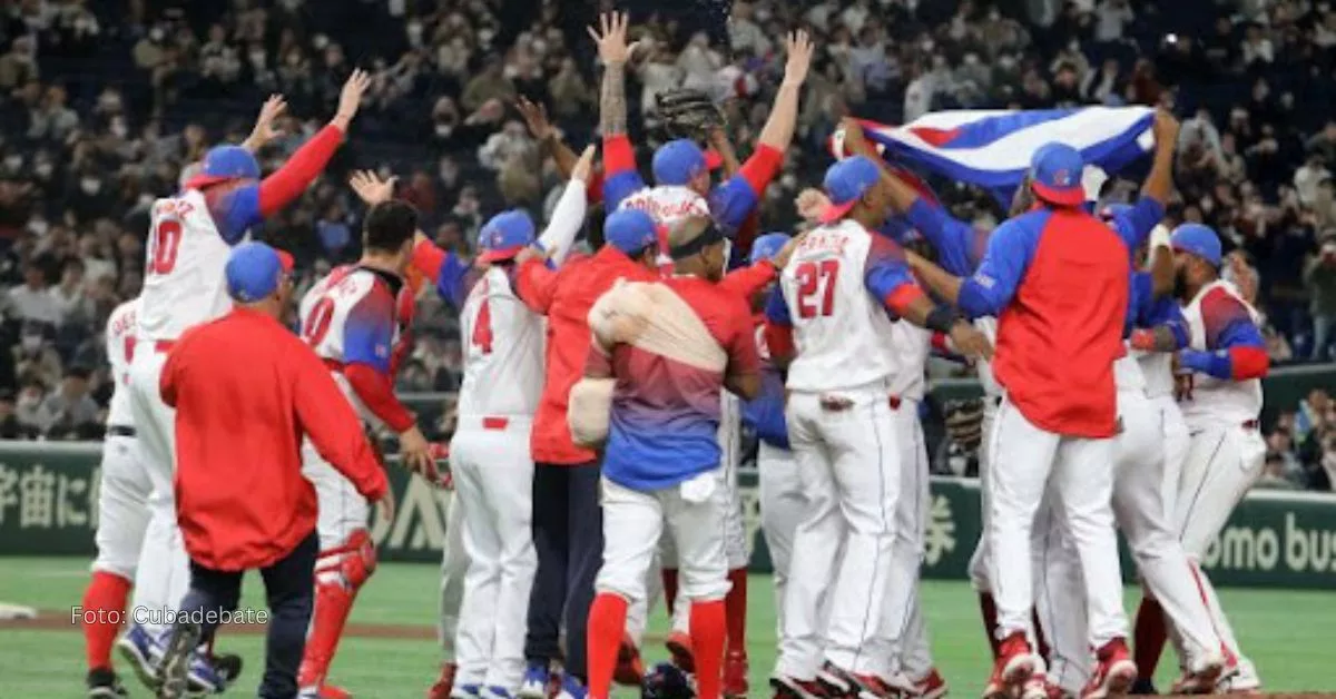 Equipo Cuba celebrando victoria en Clásico Mundial de beisbol 2023