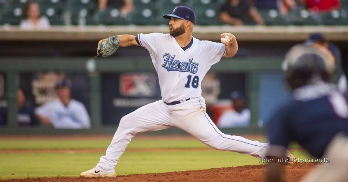 Julio Robaina lanzando con el equipo de Corpus Christi Hooks de Houston Astros