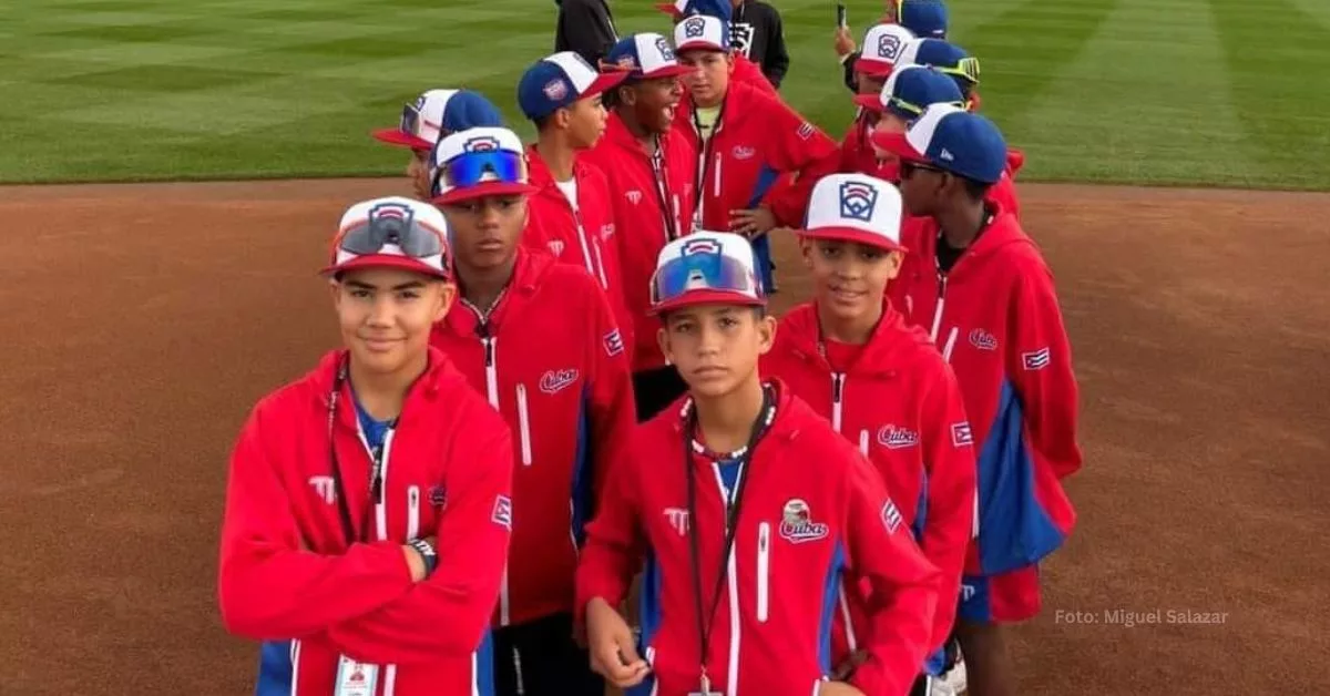 Equipo de Cuba en la Serie Mundial de Pequeñas Ligas posando para una foto en un estadio del sistema de MLB