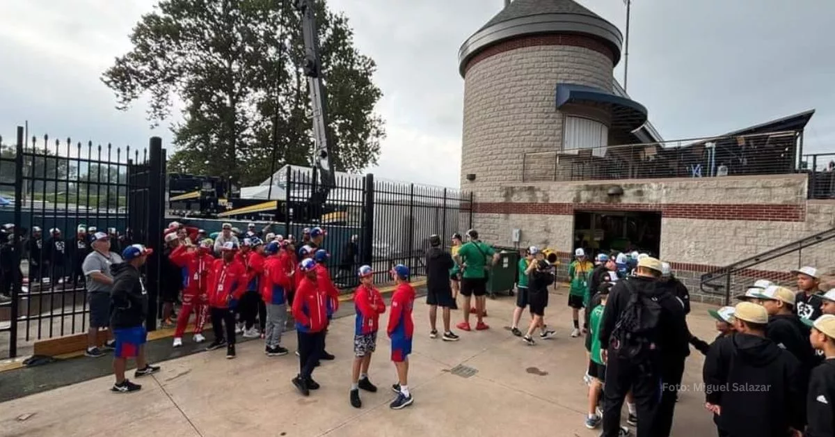 Representación de Cuba en la Serie Mundial de Pequeñas Ligas entrando a las instalaciones de un estadio del sistema MLB