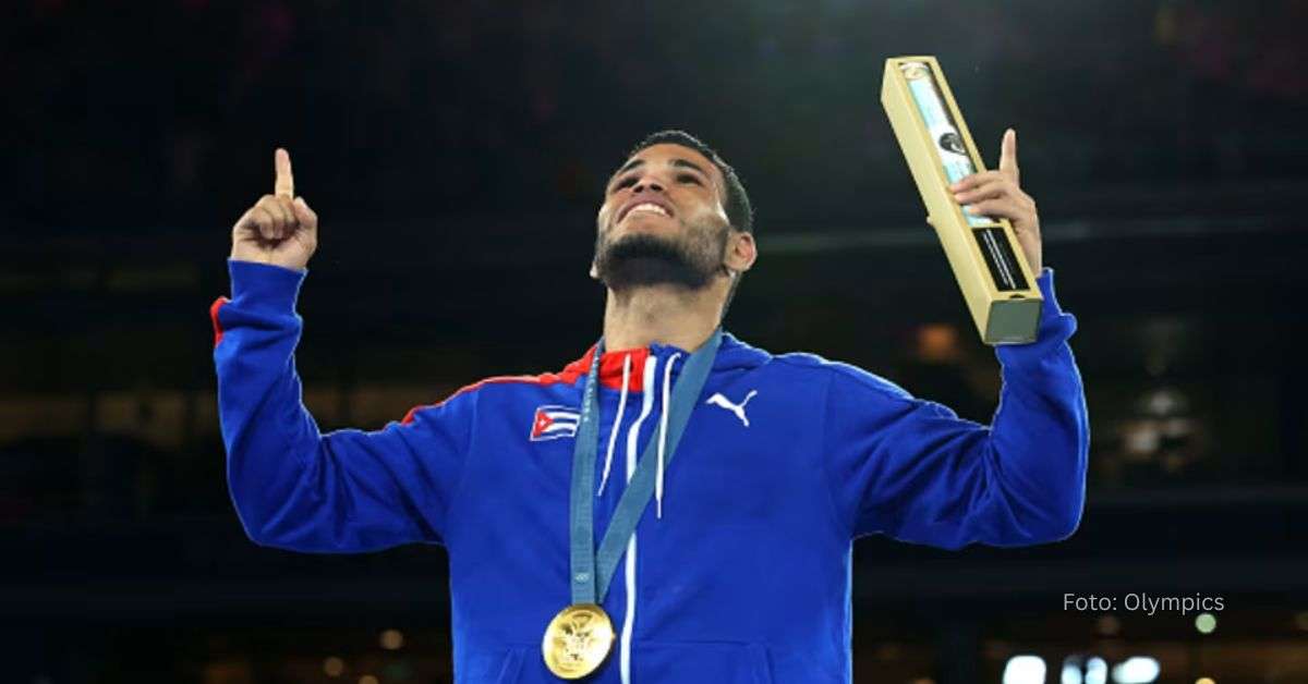 Erislandy Álvarez en la ceremonia de premiación tras coronarse campeón olímpico como representante del boxeo cubano en Paris 2024