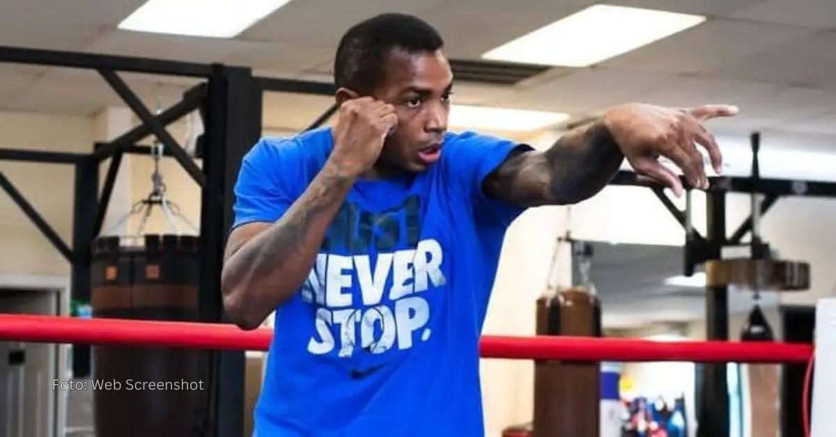 Erislandy Álvarez durante su preparación sobre el ring antes de enfrentar a su similar Danny García