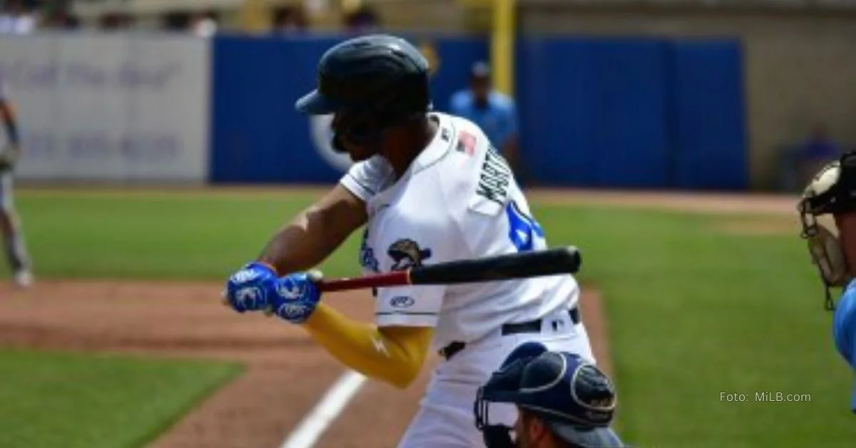 Ernesto Martinez Jr. haciendo swing en Ligas Menores con una de las sucursales de Milwaukee Brewers