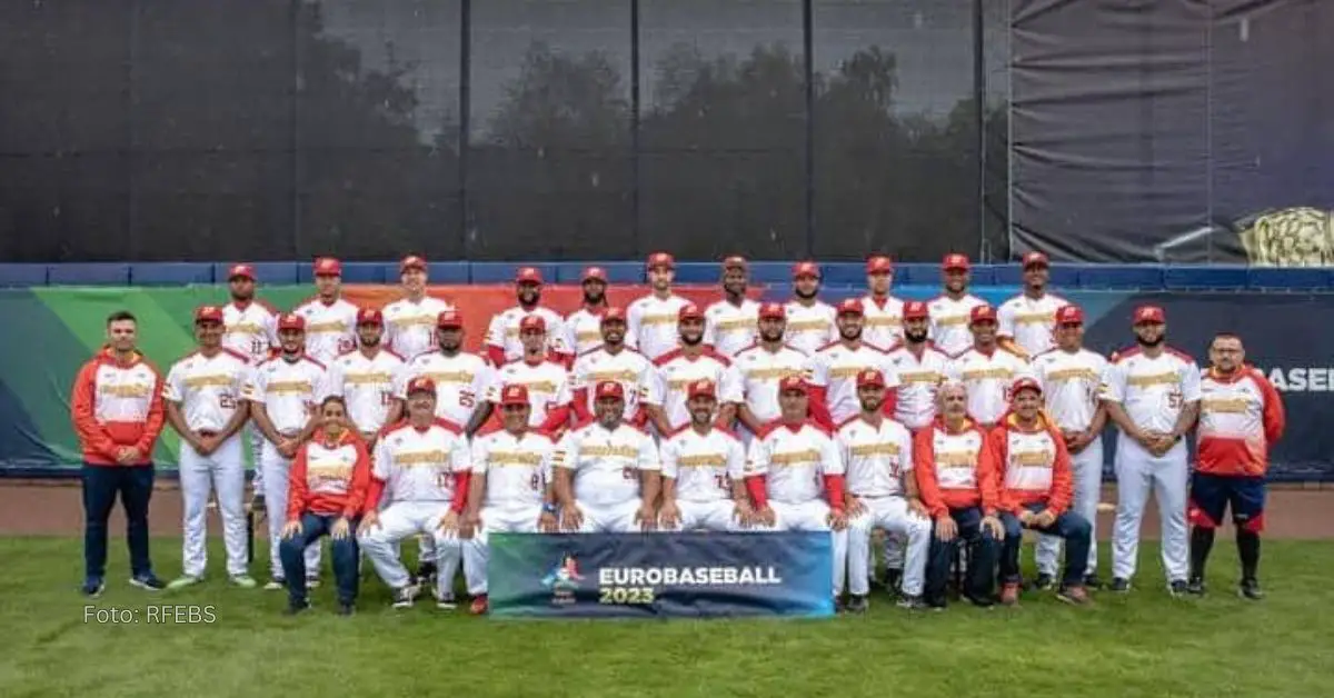 El equipo de España posando para una foto en conformación de equipo durante campeonato europeo antes de las eliminatorias del Clásico Mundial