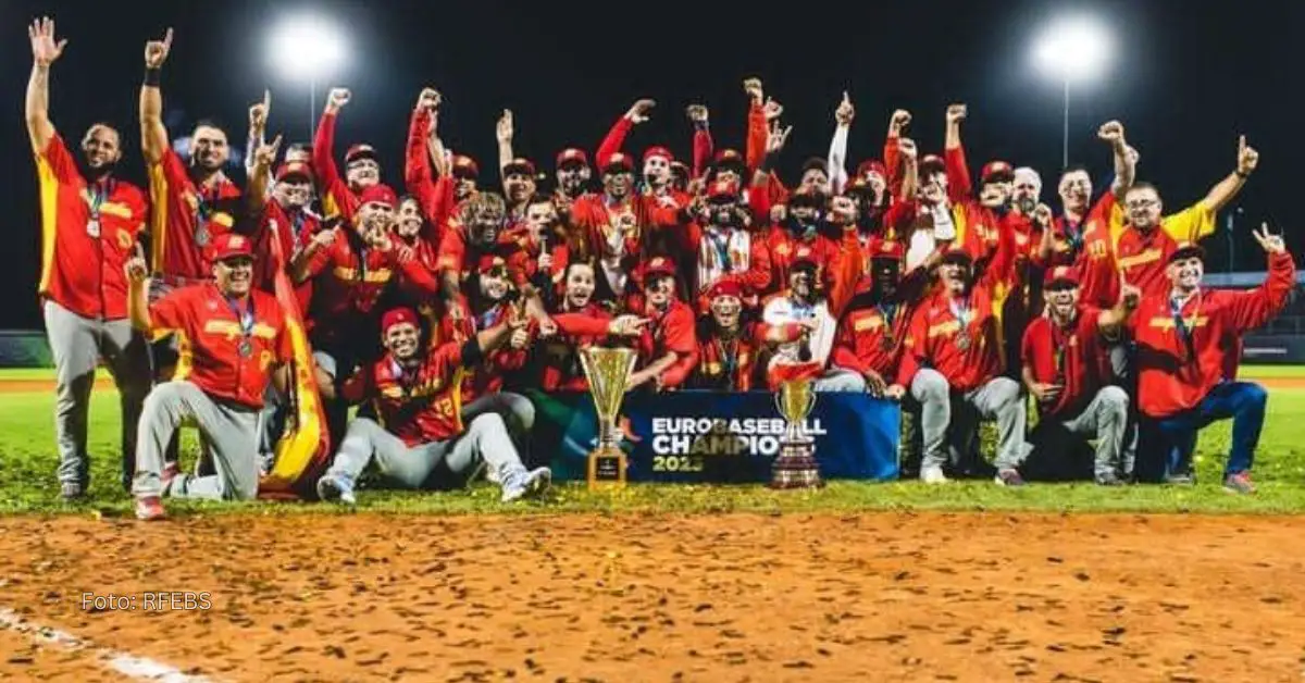 España celebrando su título en el campeonato europeo antes de comenzar su camino en las eliminatorias del Clásico Mundial del 2026