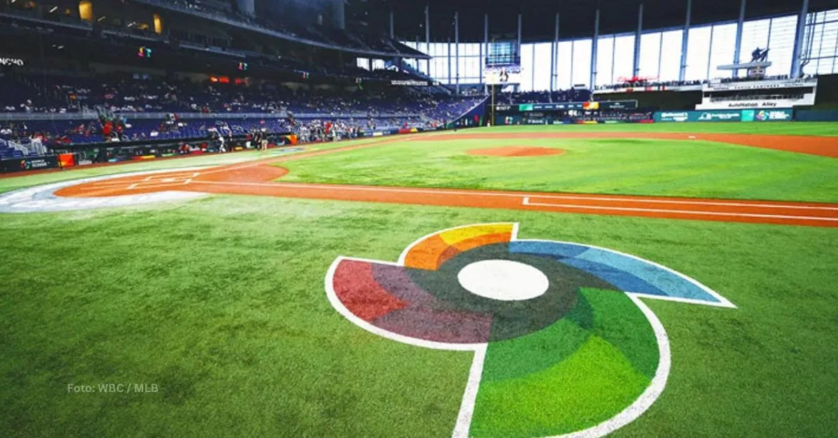 El LoanDepot Park con el logo del Clásico Mundial de Beisbol