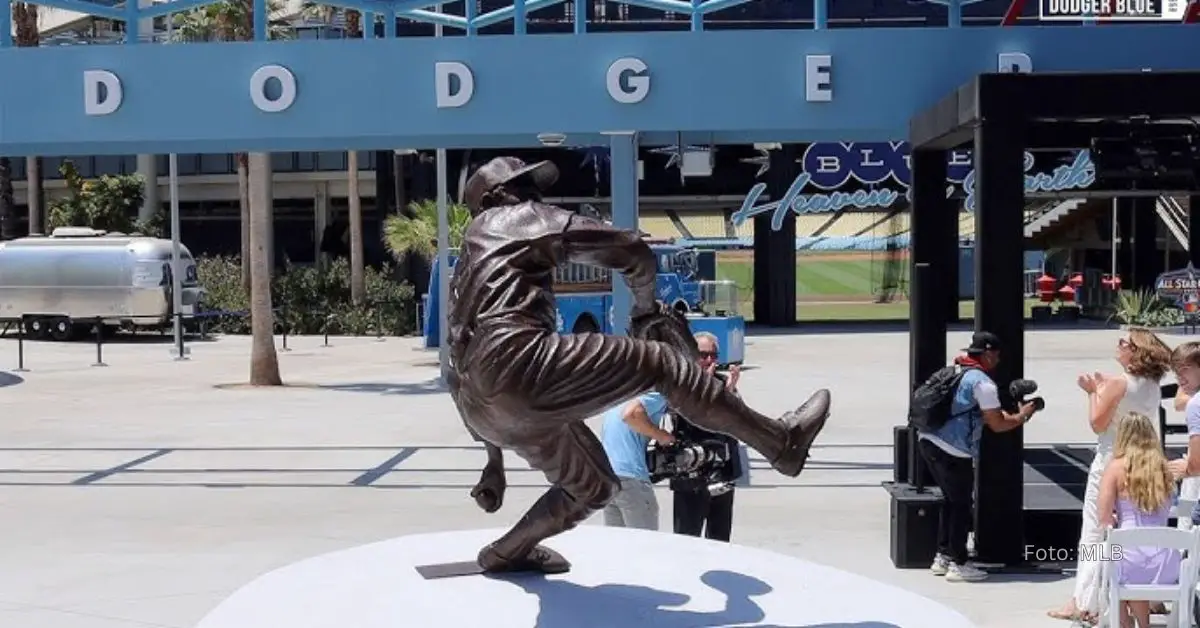 Estatua del lanzador zurdo Sandy Koufax en el Dodger Stadium